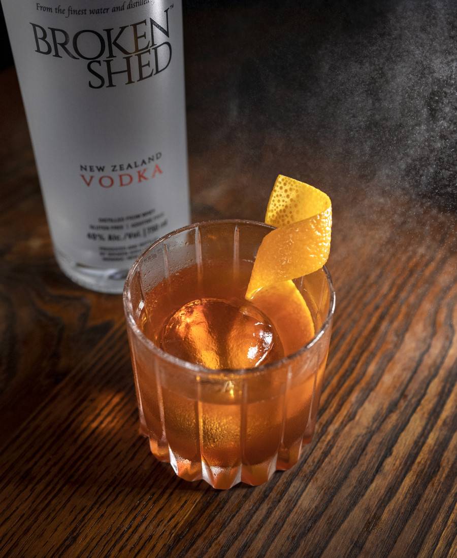 洋書 cocktails Otr-On the Rocks Cucumber & Lemongrass Mule Crafted with
